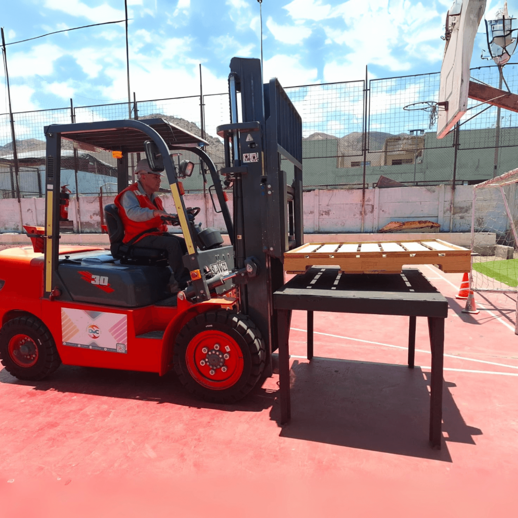 Grua horquilla siendo manipulada por uno de los instructores de dvc para el correcto uso de esta herramienta