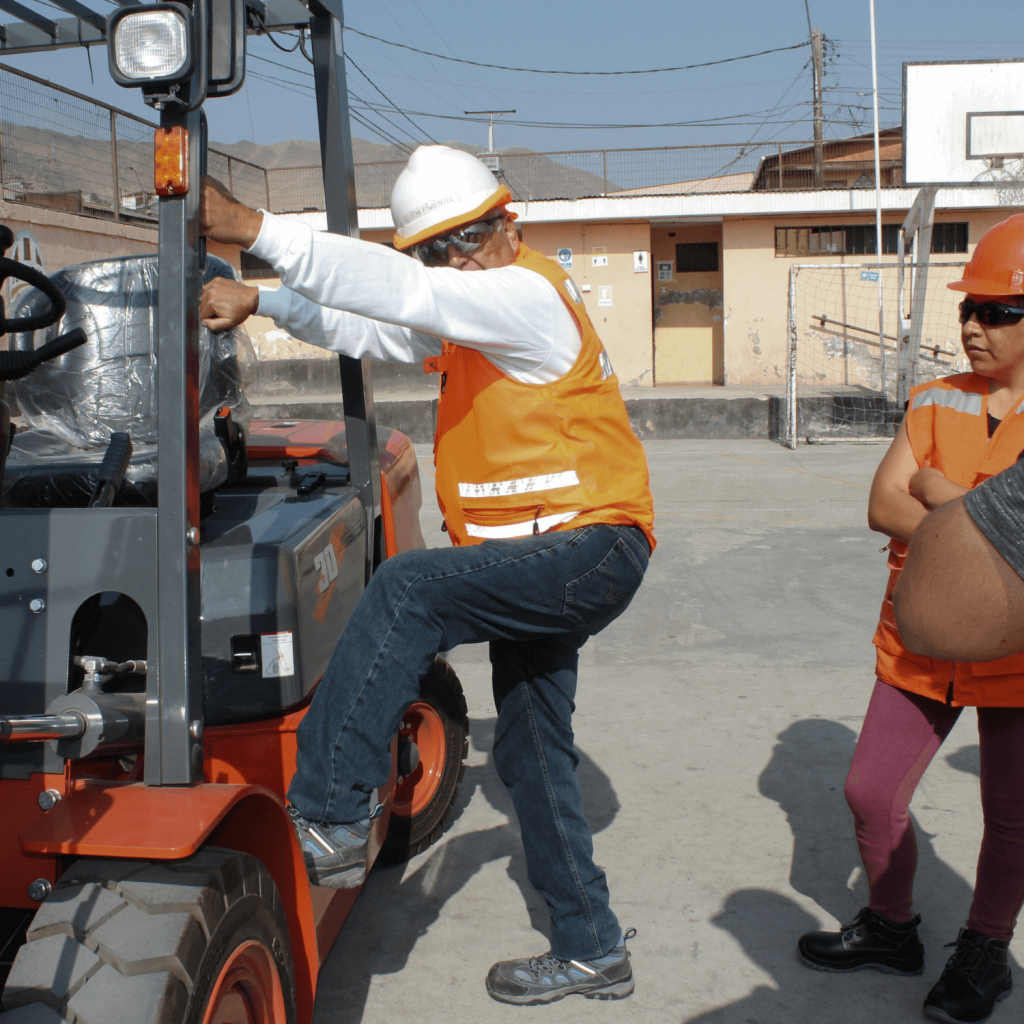 instructor del curso de grua horquilla enseñando como manipular correctamente la herramienta