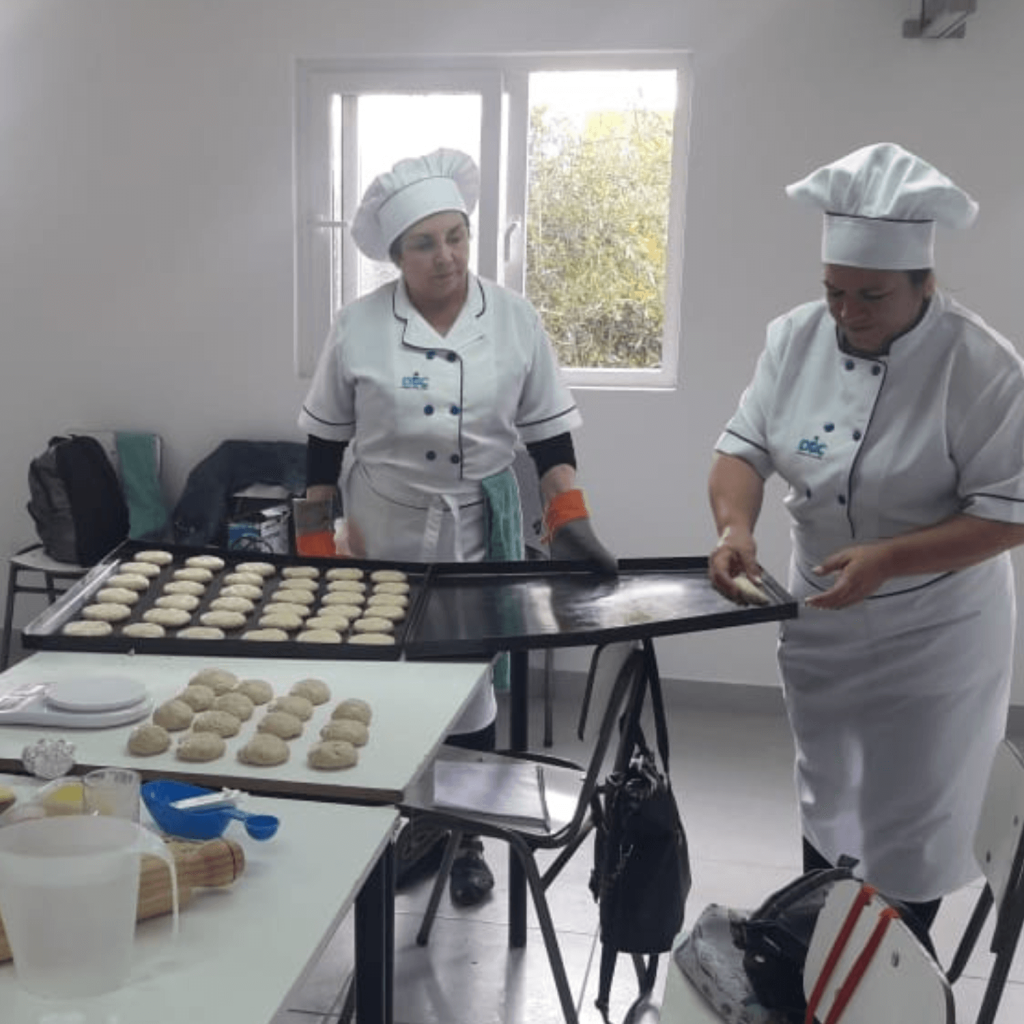 alumnas de la capacitación de gastronomía preparando el enlatado de masas