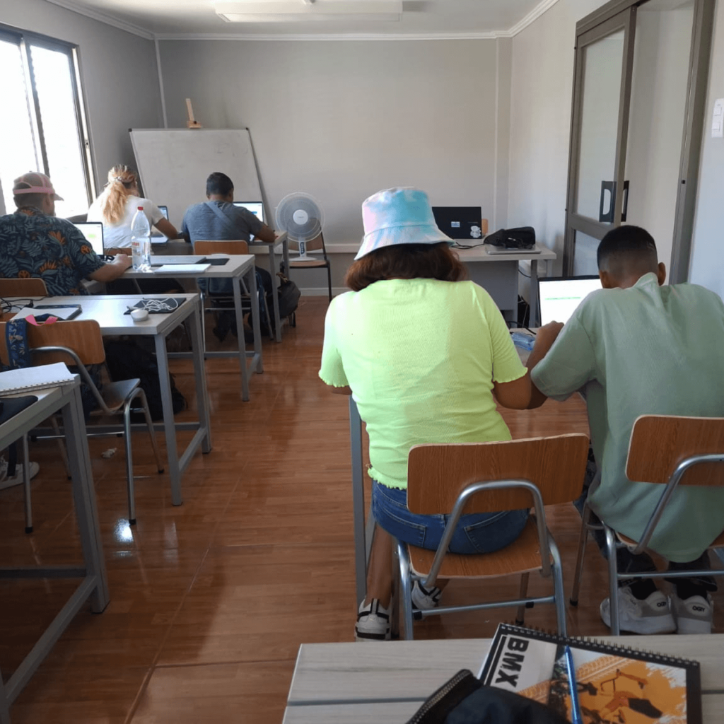 sala de clases en una capacitación de administración e informatica