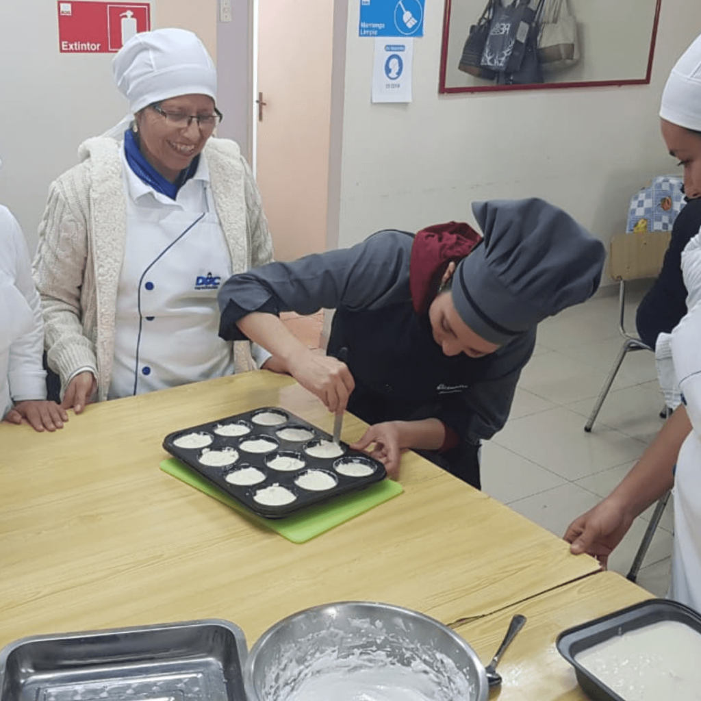 alumnas de la capacitación de gastronomía preparando el enlatado de masas